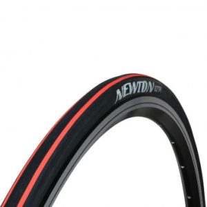 Pneu Route 700 X 23 Gravity E-01 Noir Liserets Rouge Tringle Souple (23-622) (Offre Limitee)