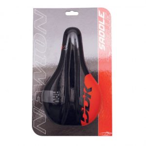 Selle Junior Gravity Rav Noir Deco Rouge 210x130mm avec Trou Central Rail Acier Noir