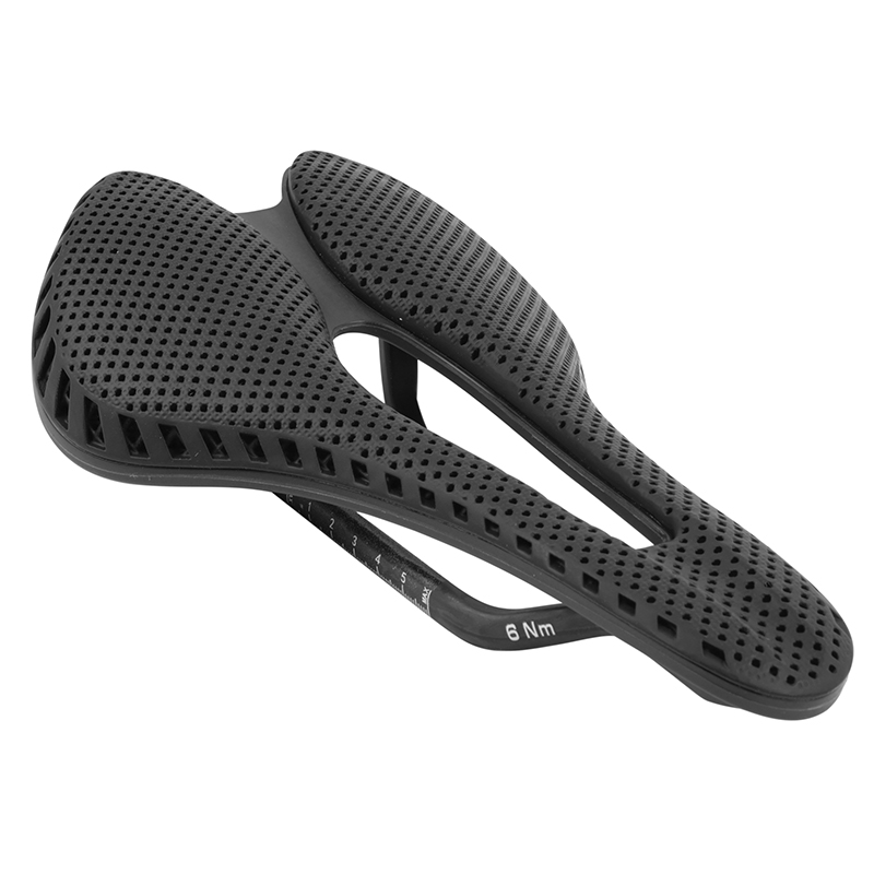 Selle 3D Carbone T809 Noir Ouverte 245X143 Rail Titanium Poids 200G (Poids Max 90Kgs) -Newton-